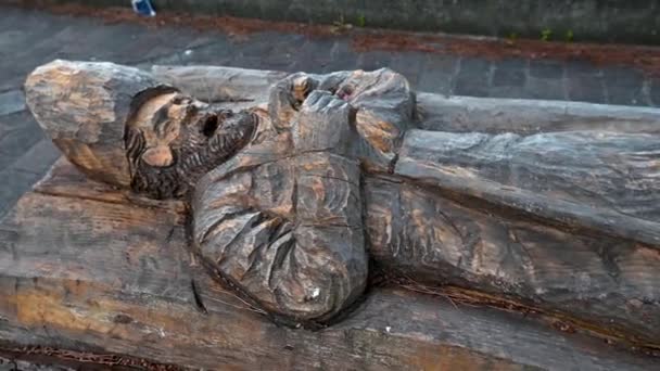 Día de San Valentín escultura de madera estatua — Vídeos de Stock