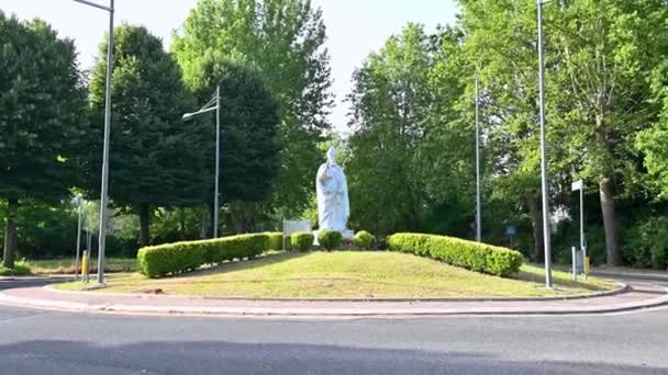 Posąg Terni św. Walentego patrona kochanków na rotundzie — Wideo stockowe