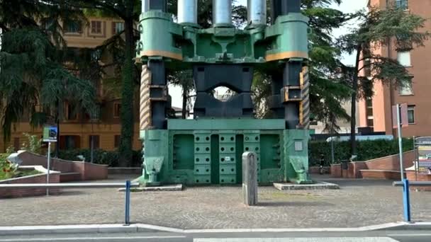 Pomnik Terni stara stalowa prasa umieszczona na stacji — Wideo stockowe