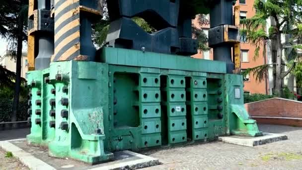 泰尼纪念碑旧式钢制压榨机安放在车站 — 图库视频影像
