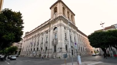 Terni vilayeti şehir merkezi istasyonunun bulvarında.