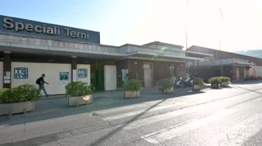 İşçilerin girdiği Terni çelik fabrikası girişi