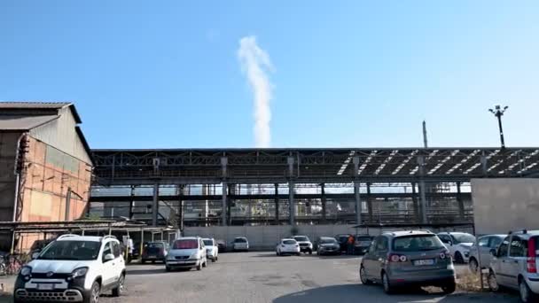 Terni staalfabrieken private parking voor werknemers — Stockvideo