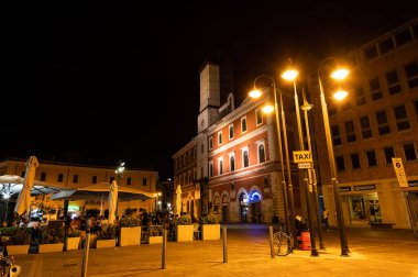 Terni, İtalya 30 Haziran 2021: Terni Piazza Europa manzarası Terni 'de gece