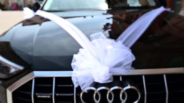 O carro da noiva e do noivo estacionado sob a cidade de Foligno — Vídeo de Stock