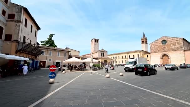 Foligno şehrinde San Domenico 'nun foligno meydanı. — Stok video