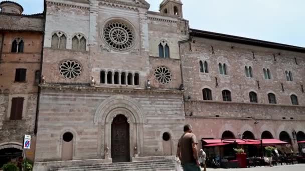 Kostel San Feliciano v centru města Foligno — Stock video