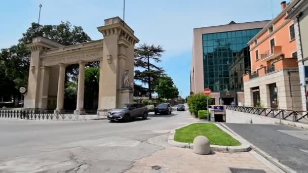 コースへの入り口にはフォリーニョのローマの門 — ストック動画
