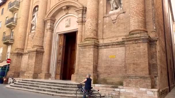 Фолиньо церковь Сан-Джакомо на площади Гарибальди — стоковое видео