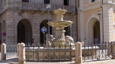 Rieti Meydanı Vittorio Emanuele II Fıskiyeli ve belediye binalı