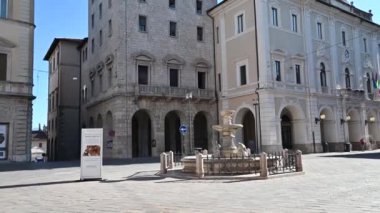 Rieti Meydanı Vittorio Emanuele II Fıskiyeli ve belediye binalı