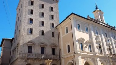 Rieti Meydanı Vittorio Emanuele II Fıskiyeli ve belediye binalı