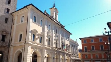 Rieti Meydanı Vittorio Emanuele II Fıskiyeli ve belediye binalı