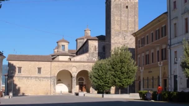Şehrin tarihi merkezinde Santa Maria 'nın rieti katedrali. — Stok video