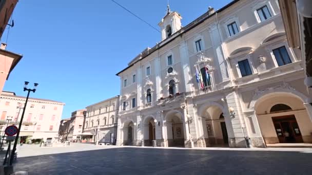 Rieti square vittorio emanuele II with the fountain and the town hall — стоковое видео