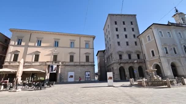 Rieti square vittorio emanuele II with the fountain and the town hall — стоковое видео