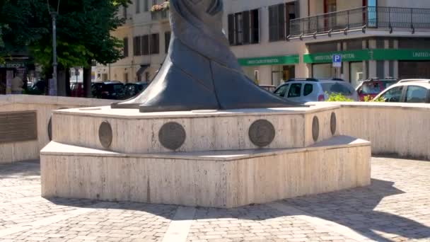 Rieti monument voor de lier net buiten de stad — Stockvideo