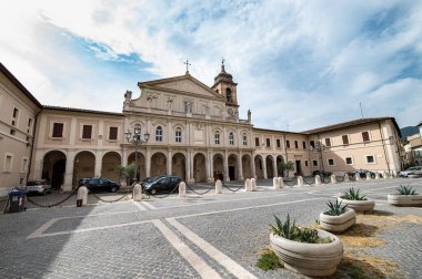 Terni, İtalya Temmuz 07 2021: Tarihi şehir merkezinde Terni Katedrali ve heykelleri