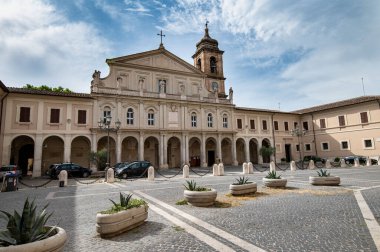 Terni, İtalya Temmuz 07 2021: Tarihi şehir merkezinde Terni Katedrali ve heykelleri