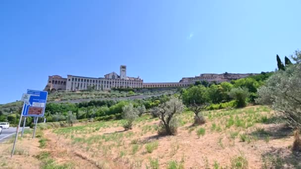 Landschaft der Stadt Assisi und ihrer Kathedrale — Stockvideo