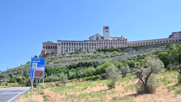 Landschaft der Stadt Assisi und ihrer Kathedrale — Stockvideo