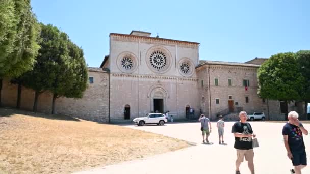 Kerk van San Pietro di assisi met een bruiloft aan de gang — Stockvideo