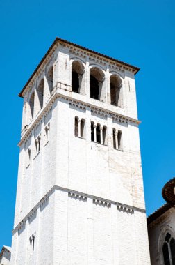 Güneşli bir günde San Franceco di assisi Kilisesi 'nin çan kulesi