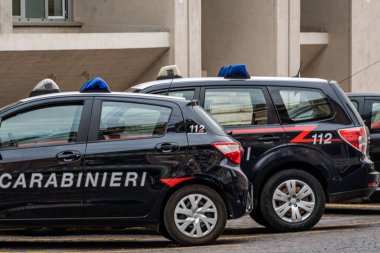 Terni, İtalya 13 Temmuz 2021, iki park etmiş jandarma arabası.
