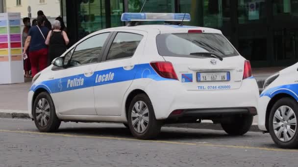 Terni Italy July 2021 Муніципальні Поліцейські Автомобілі Припарковані Місті — стокове відео