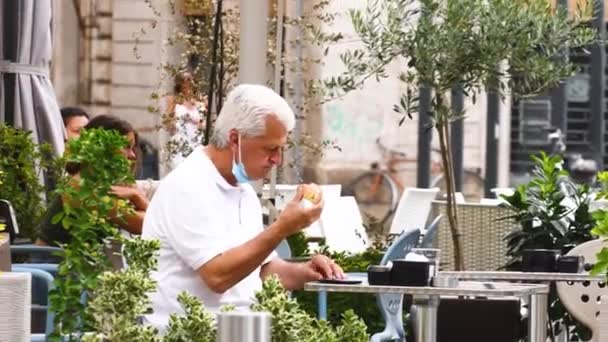 Terni Italia Julio 2021 Hombre Desayunando Una Cafetería Aire Libre — Vídeos de Stock