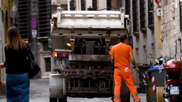 Terni Italie Juli 2021 Vuilnisman Verzamelt Afval Met Pick Truck — Stockvideo