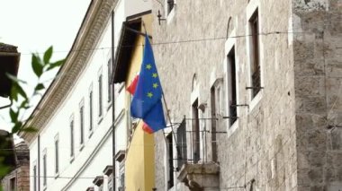 Bayraklar binanın dışında dalgalanıyor