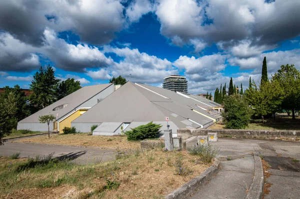 Terni Italia Julio 2021 Istituto Dei Geometri Terni Estructura Piramidal —  Fotos de Stock