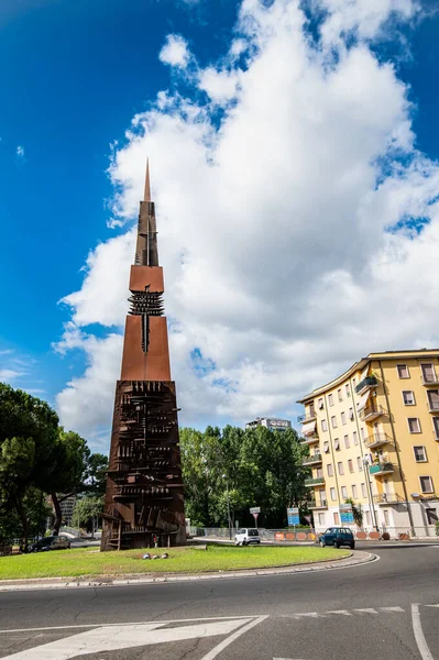 Terni Italský Červenec 2021 Obelisk Arnalda Pomodora Umístěn Kruhovém Objezdu — Stock fotografie