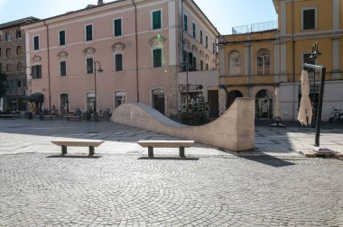 Terni, İtalya 20 Temmuz 2021: Terni 'deki çocuklar meydanı şehir merkezinde ve mermer balina