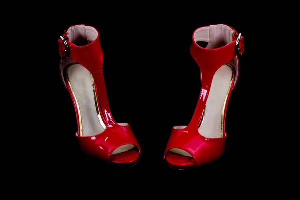黑色底色的红色专利皮革凉鞋 — 图库照片