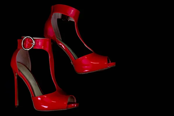 Sandale Cuir Verni Rouge Pour Saison Estivale Sur Fond Noir — Photo