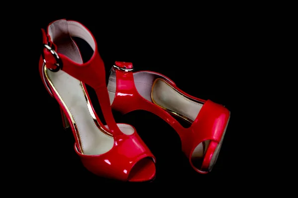 黑色底色的红色专利皮革凉鞋 — 图库照片