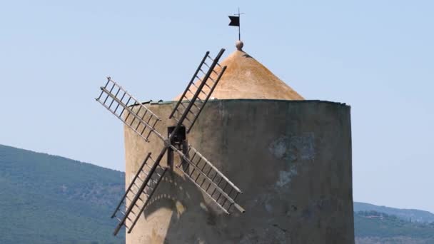 De beroemde molen in de zee in orbetello — Stockvideo