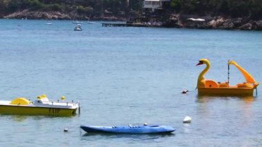 Turistler için denizde kiralanan pedal botları