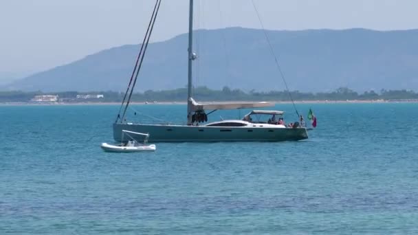 海上的帆船和度假的人 — 图库视频影像