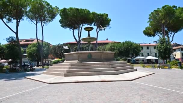 Fountain in the public gardens of Orbetello — Stock Video