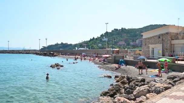 Porto santo stefano vista da praia com banhistas — Vídeo de Stock