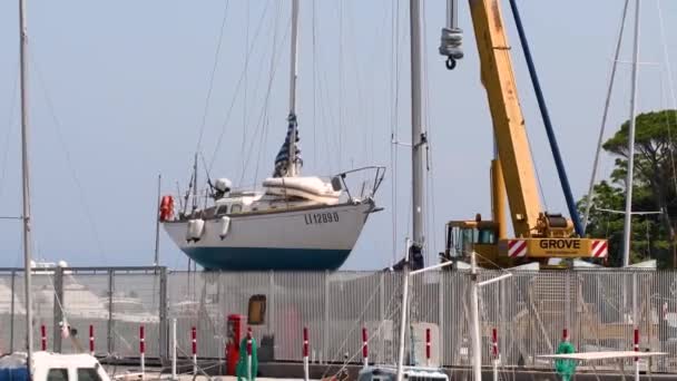 Steiger in porto santo stefano met boot onder onderhoud — Stockvideo