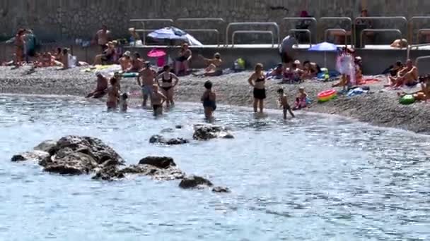 Porto santo stefano vista sulla spiaggia con bagnanti — Video Stock