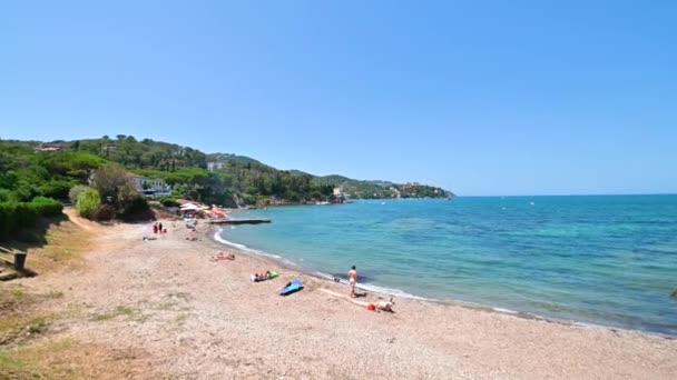 Porto santo stefano vista da praia com banhistas — Vídeo de Stock