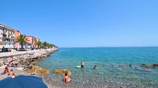 Porto santo stefano вид на пляж с купальщиками — стоковое видео