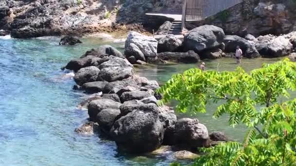 Porto santo stefano vista sulla spiaggia con bagnanti — Video Stock