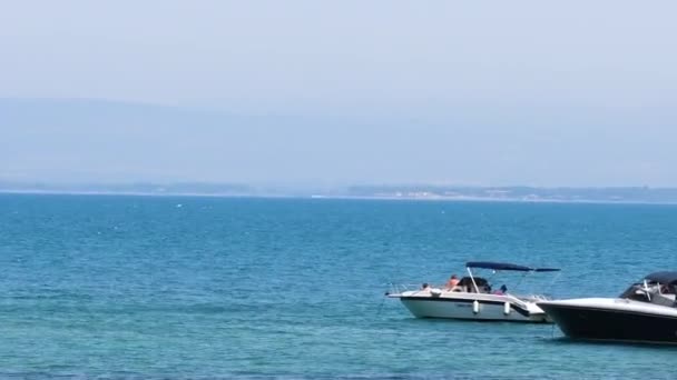 Veleros en el mar y gente de vacaciones — Vídeo de stock