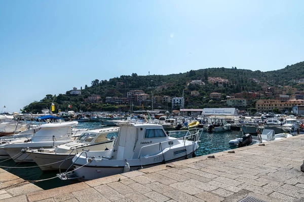 Porto Santo Stefano Ιταλία Ιουλίου 2021 Μηχανοκίνητα Σκάφη Στην Προβλήτα — Φωτογραφία Αρχείου